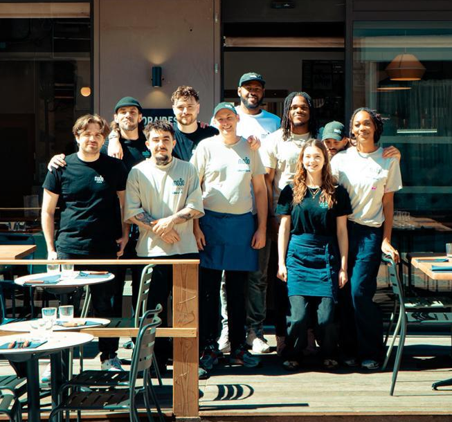 L’équipe du restaurant Mojo Limoges devant la terrasse
